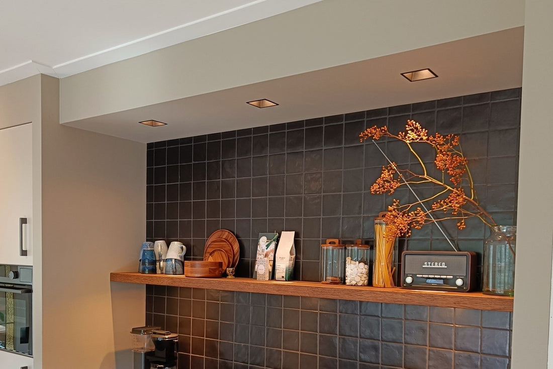 Verlaagd plafond met ingebouwde LED-inbouwspots
