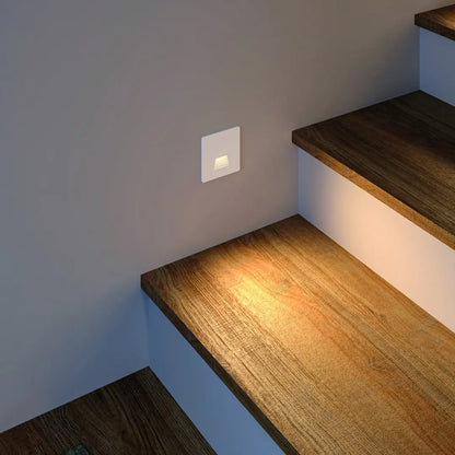 Witte Alwaid Pro in een donkere wand met warm licht op de houten traptrede